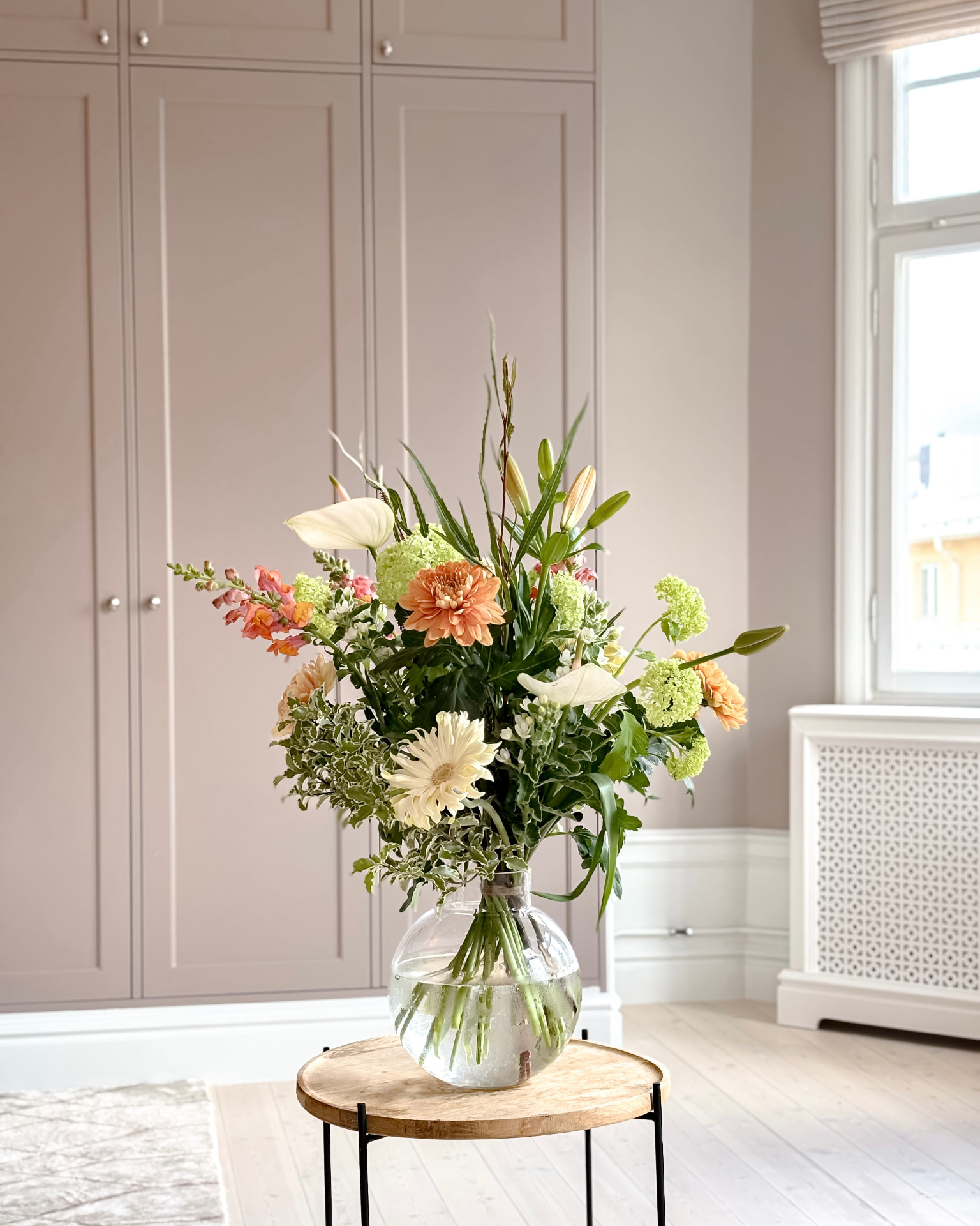 Handbunden bukett med säsongens blommor