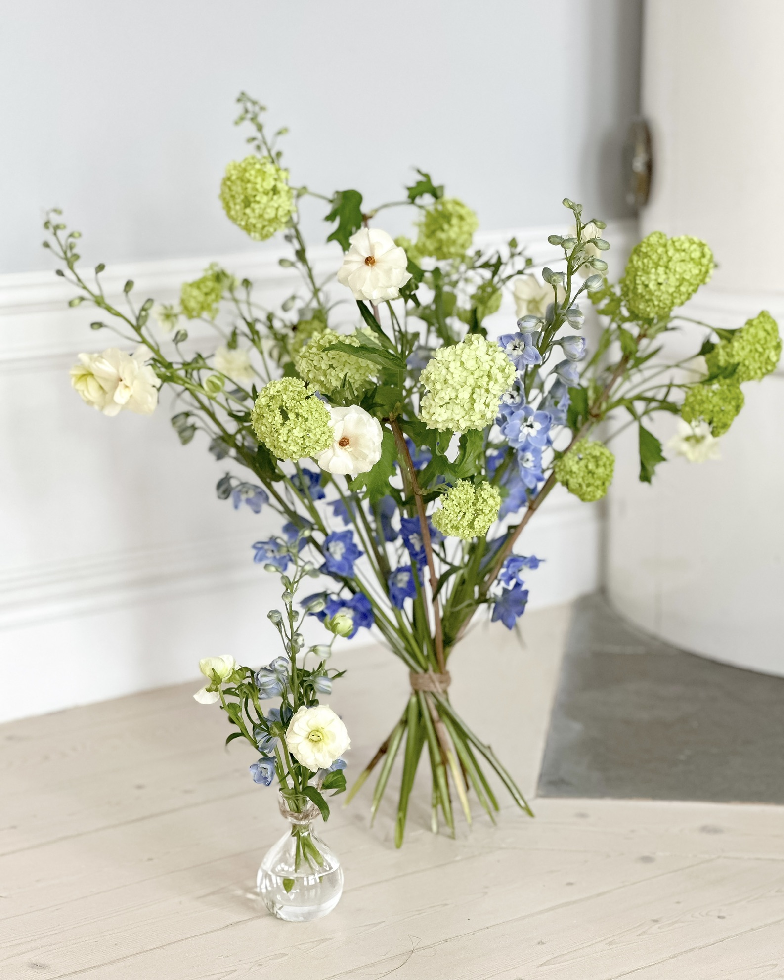 Strukturerad handbunden bukett med viburnum och riddarsporre