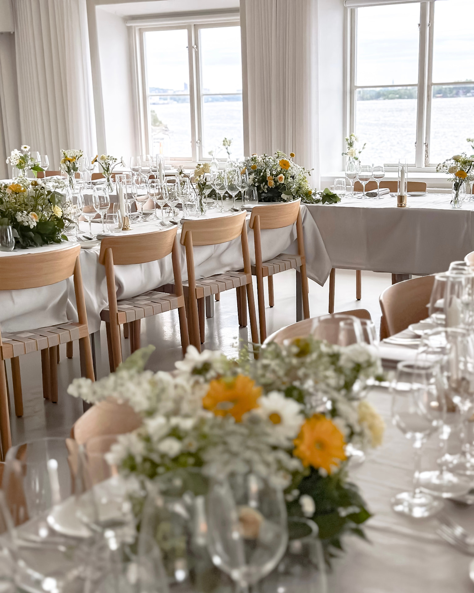 Dukat bröllopsbord med blomsterarrangemang och havsutsikt