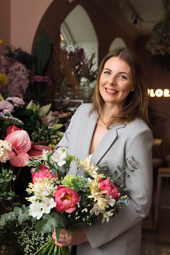 Louise Barkman i sin blomsterateljé